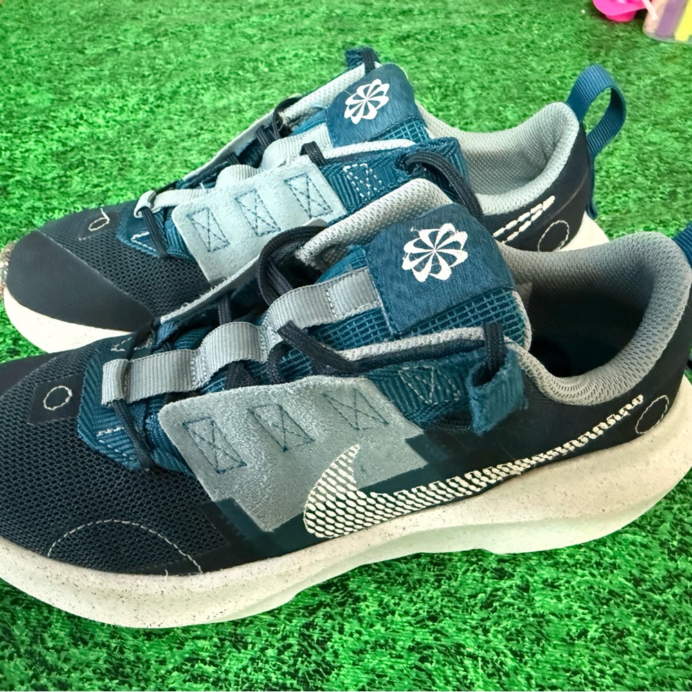 Nike boys shoes. Worn once or twice as “dress” shoes. Y3.5